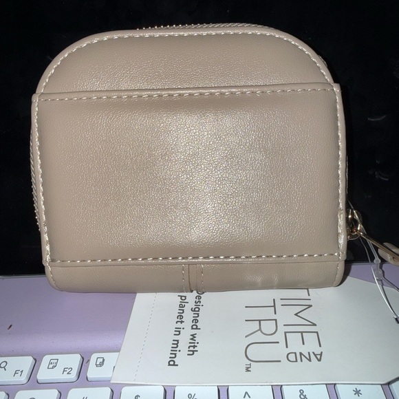 2 Small Wallets - Picture 3 of 5